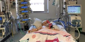 Η 5χρονη Σκάρλετ που πάσχει από τη νόσο Καβασάκι αγωνίζεται για τη ζωή της στο νοσοκομείο