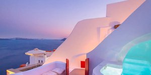 Μια πισίνα και απέραντο λευκό και γαλάζιο στην Οία της Σαντορίνης