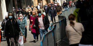 Πολίτες με μάσκες σε δρόμο των Βρυξελλών