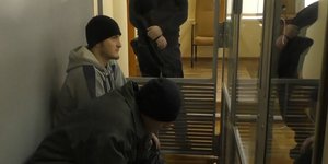 Oι δύο κανίβαλοι, πατέρας και γιος (στο βάθος) στο δικαστήριο