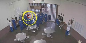 Κρατούμενοι μοιράζονται το ίδιο ποτήρι για να κολλήσουν τον κορωνοϊό