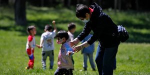 Παιδί με μάσκα στην Κίνα λόγω της πανδημίας του κορωνοϊού