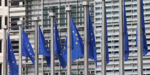 Σημαίες της ΕΕ έξω από το κτίριο της Κομισιόν