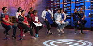 Οι δύο ομάδες του MasterChef 4 αναμένουν τη βαθμολογία από τους κριτές