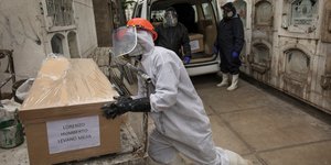 Μεταφορά θύματος της Covid-19 σε νεκροταφείο της Λίμας του Περού