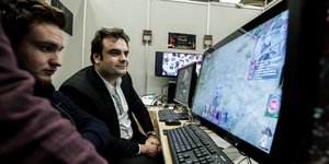 Ο Κυριάκος Πιερρακάκης σε οθόνη PC