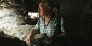 αντρας κοιταζει πλαι 