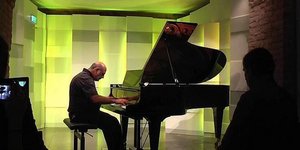 O χειρουργός Τόνι Τσικορία ερμηνεύει τη Σονάτα του Κεραυνού στο πιάνο