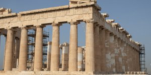 Τουρίστας φωτογραφίζει τον Παρθενώνα
