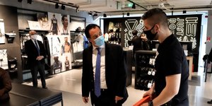 Αρση μέτρων: Αυτοψία Αδωνι-Παπαθανάση στην αγορά