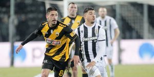 Φάση από τον αγώνα της Super League ΑΕΚ-ΠΑΟΚ