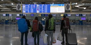 Τουρίστες στο αεροδρόμιο Ελευθέριος Βενιζέλος