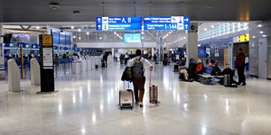 Επιβάτης στο αεροδρόμιο Ελ. Βενιζέλος στα Σπάτα, με τις βαλίτσες στο χέρι