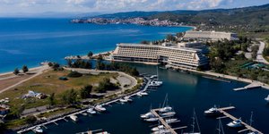 Αεροφωτογραφία πάνω από ξενοδοχειακές εγκαταστάσεις