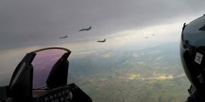 Πιλότος από το κόκπιτ του μαχητικού παρακολουθεί τρία ακόμη μαχητικά αεροσκάφη