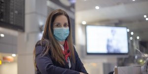 Αεροσυνοδός φορά μάσκα