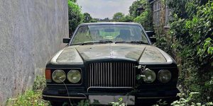 Εγκαταλελειμμένη Bentley στην έπαυλη του μυστηριώδη Έλληνα επιχειρηματία