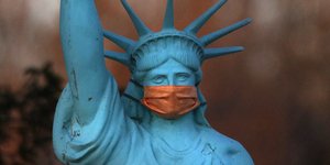 Το άγαλμα της Ελευθερίας με μάσκα