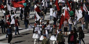 Το πέρασμα των ευζώνων από τη συγκέντρωση του ΠΑΜΕ