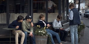 Αγόρια κάθονται σε καρέκλες δρόμου της Σουηδίας