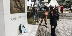 Η Αικατερίνη Σακελλαροπούλου καταθέτει στεφάνι στην Ξάνθη