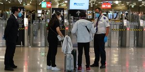 Ταξιδιώτες σε αεροδρόμιο της Ιταλίας