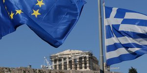 Ακρόπολη, ευρωπαϊκή και ελληνική σημαία