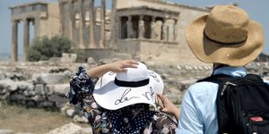 Τουρίστες κοιτάζουν την Ακρόπολη