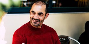 Ο Αλέκος Συσσοβίτης με κόκκινο πουλόβερ