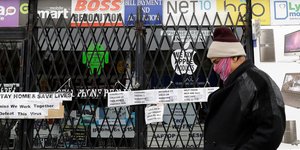 Περαστικός με μάσκα έξω από κατάστημα στις ΗΠΑ