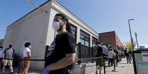 Αμερικανός με μάσκα για τον κορωνοϊό