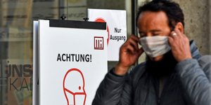 Ανδρας φοράει μάσκα για τον κορωνοϊό στην Γερμανία