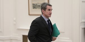Ο Ανδρέας Λοβέρδος με κοστούμι και πράσινο φάκελο στα χέρια