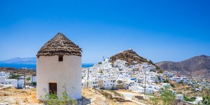 Ανεμόμυλος στην Ίο με φόντο τη θάλασσα του Αιγαίου