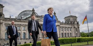 Η καγκελάριος Άνγκελα Μέρκελ με μπλε ταγέρ έξω από το κοινοβούλιο της Γερμανίας