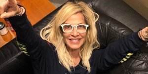 Η Άννα Βίσση με γυαλιά στον καναπέ
