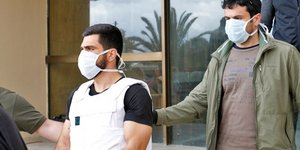 Ο 29χρονος κατηγορούμενος Καλομοίρης με μάσκα μετά τη απολογία του