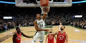 Ο Αντετοκούνμπο καρφώνει στο καλάθι των Τορόντο Ράπτορς