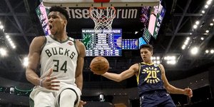 O Γιάννης Αντετοκούνμπο πανηγυρίζει καλάθι κόντρα στην Ιντιάνα