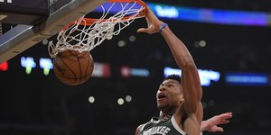 Ο Γιάννης Αντετοκούνμπο καρφώνει