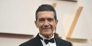 Ο Αντόνιο Μπαντέρας με παπιγιόν χαμογελάει στον φακό 