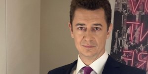 Ο Αντώνης Σρόιτερ με σακάκι και γραβάτα