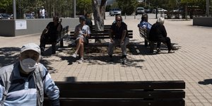 αντρες σε παγκάκια