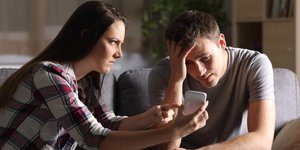Απιστία ζευγάρι κινητό τηλέφωνο