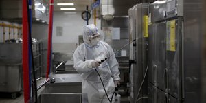 Απολύμανση σε κουζίνα στη Νότια Κορέα