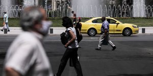 ασφαλιστικές εισφορές γυναίκα στον δρόμο