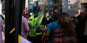 Αστυνομικός κάνει ελέγχους