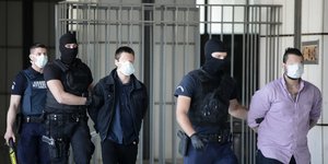Οι κατηγορούμενοι της δολοφονίας της Ελένης Τοπαλούδη συνοδεύονται από αστυνομικούς στο δικαστήριο