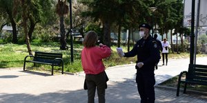 Αστυνομικός κάνει έλεγχο σε γυναίκα