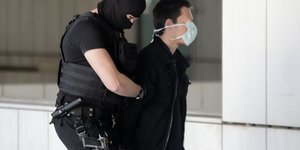 αστυνομικος κατηγορουμενος με μάσκα 